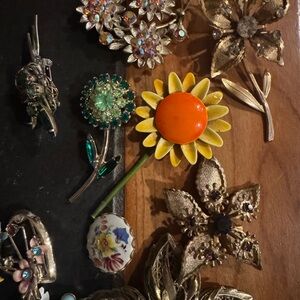Floral Brooch pins VINTAGE 20 pcs lot flowers leaves rhinestones